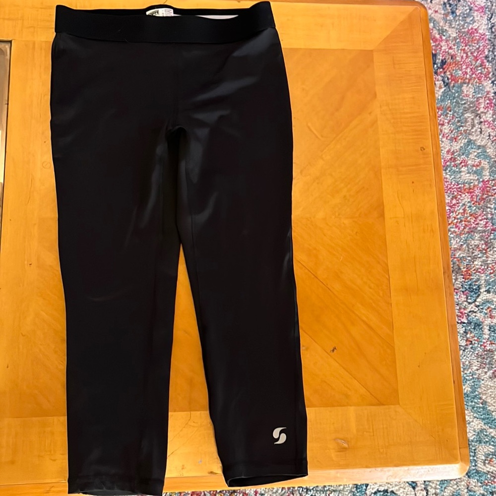 Black low rise soffe capri stretch pants